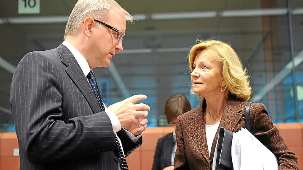 Olli Rehn, comisario europeo de Finanzas, habla con la ministra Elena Salgado, en una imagen de archivo