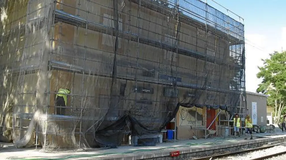 Los andamios ya cubren el edificio de la estación de Grañén que Fomento va a rehabilitar.