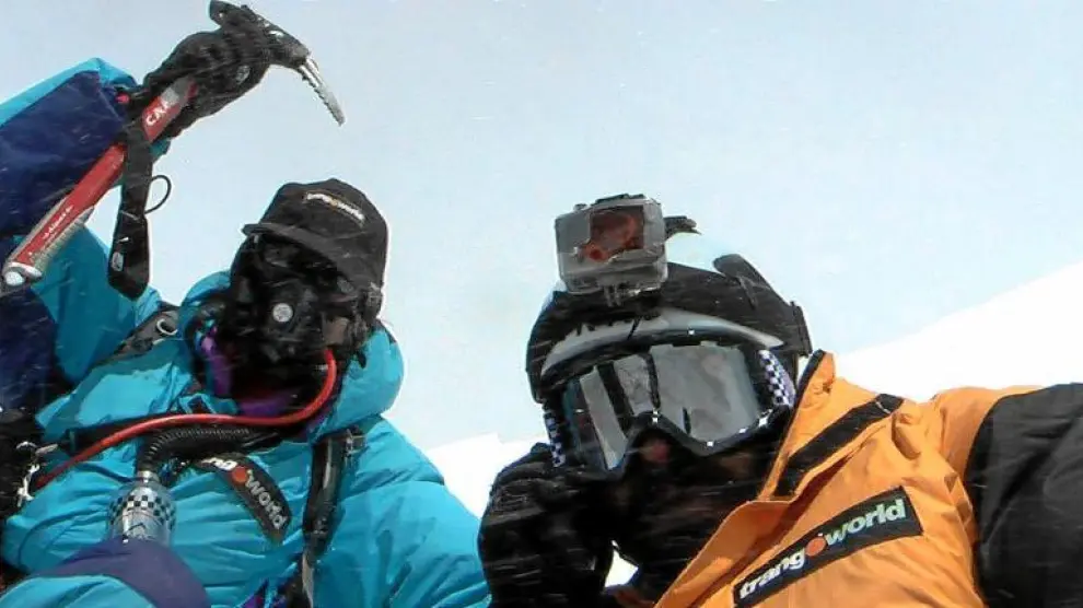 Javier Pérez (izqda) y Carlos Pauner el sábado pasado en la cima del Lhotse, a 8.516 metros.