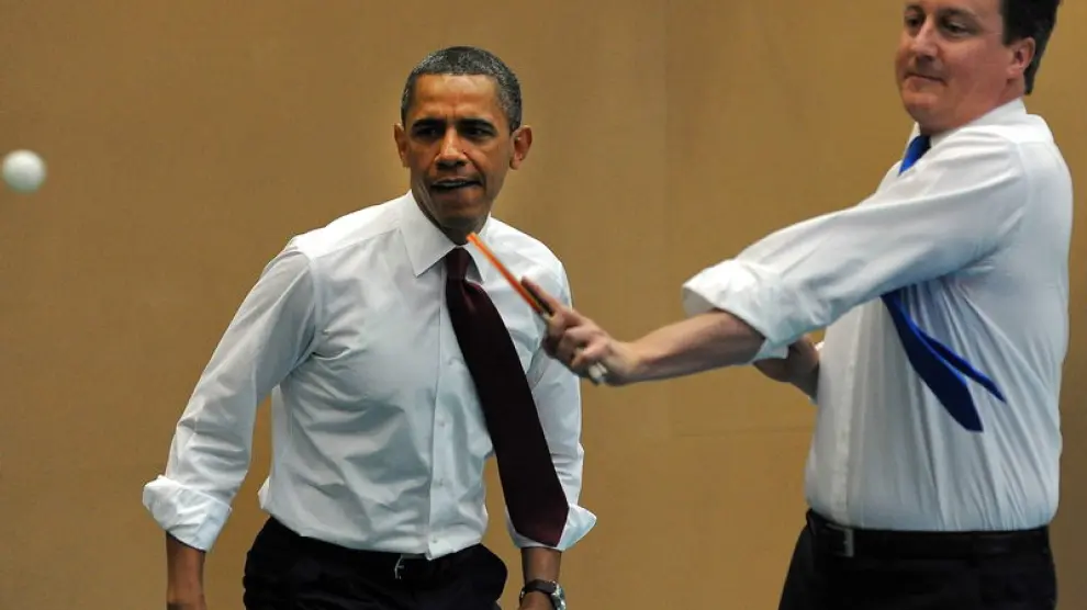 Obama y Cameron durante la partida en un colegio de Londres