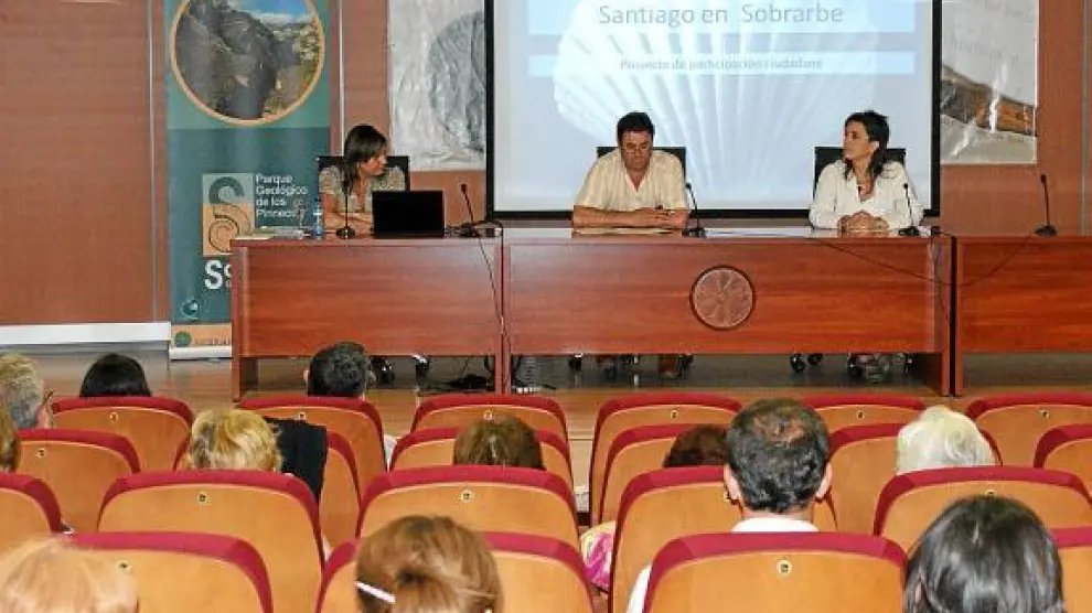 El presidente de la Comarca de Sobrarbe, en el centro, expuso el proyecto al público asistente.