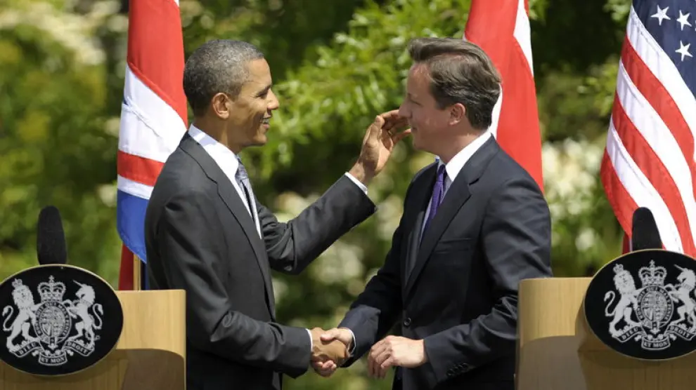 Obama y Cameron durante la rueda de prensa en Londres.