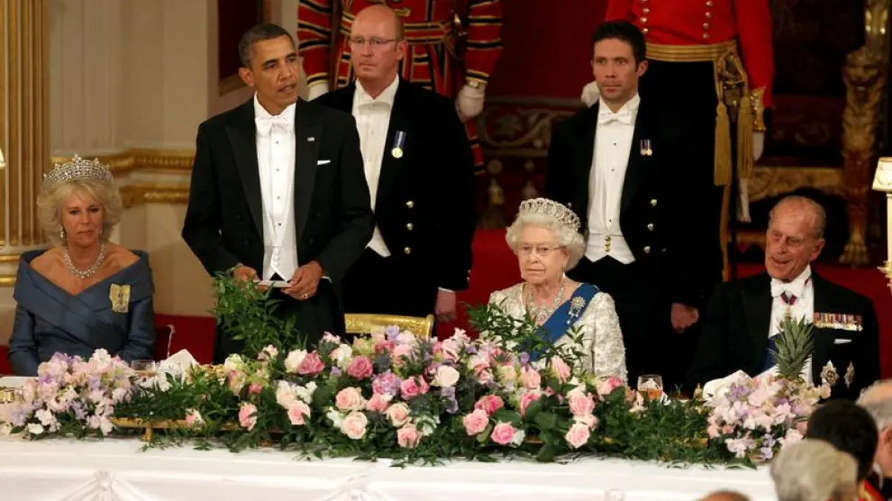 El presidente estadounidense, Barack Obama, pronunciando un discurso en presencia de Isabel II