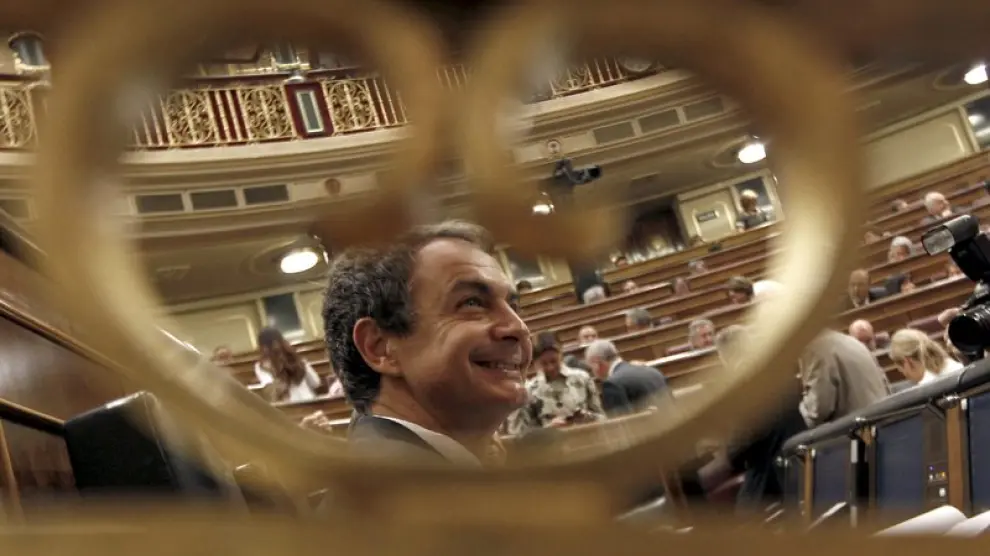 El presidente del Gobierno, José Luis Rodríguez Zapatero, durante una sesión de control en el Congreso