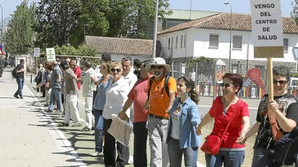 Los vecinos hicieron una cadena humana para exigir el centro de salud en el solar de la cárcel.