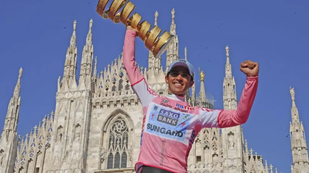 Alberto Contados sostiene la copa de ganador frente al Duomo de Milán