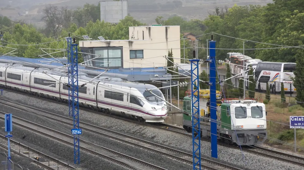El descarrilamiento de un tren de alta velocidad en Calatayud ha generado retrasos en el servicio.