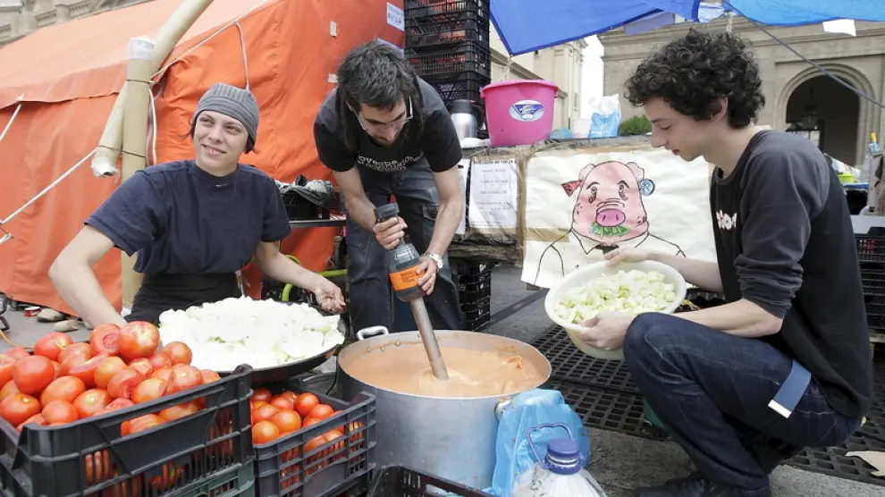 Los acampados de la plaza del Pilar preparan gazpacho para repartir