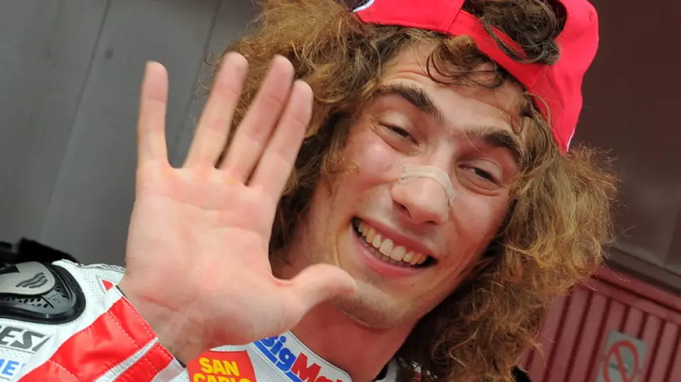 Simoncelli saluda tras haber logrado el mejor crono en Moto GP