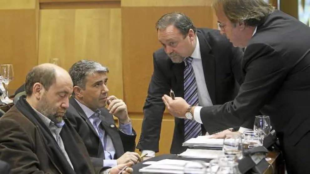 Alonso (IU) y Martín (CHA) charlan con los socialistas Carlos Pérez y Martín Nicolás en un pleno.