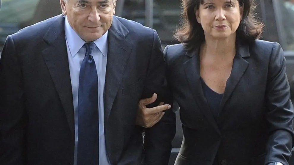 Strauss-Kahn en una llegada con su mujer al tribunal de Nueva York.