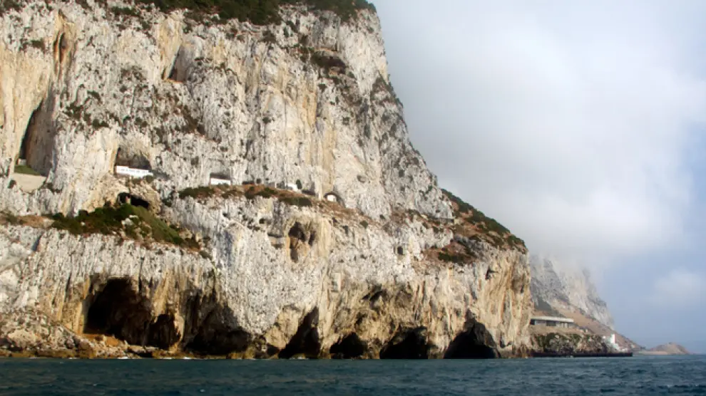 Bennet's, Gorham's y otras cuevas, hoy ocupadas por el mar, que fueron habitadas por neandertales hace entre 150.000 y 30.000 años