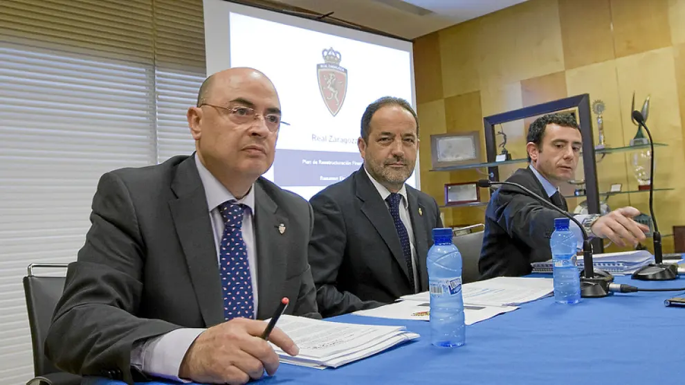 Agapito Iglesias, flanqueado por Francisco Checa y Javier Porquera, los tres actuales componentes del Consejo de Administración