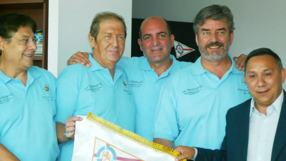 Parte de la tripulación junto al presidente del Club Náutico de Zaragoza, Juan Quílez.
