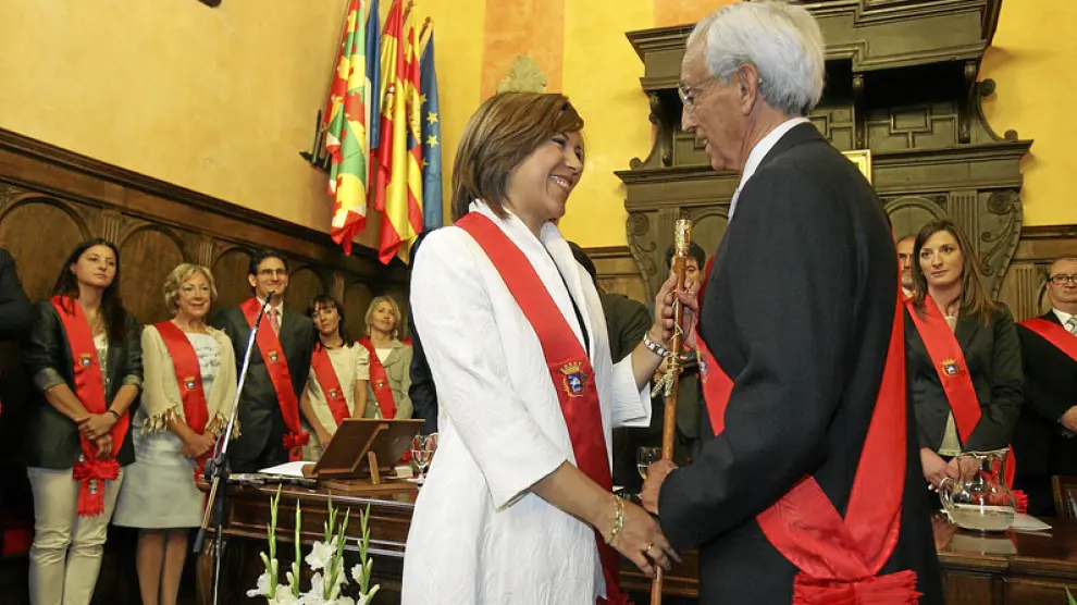 Ana Alós recibe el bastón de mando como alcaldesa de Huesca de manos de su compañero de grupo José Mª Gella