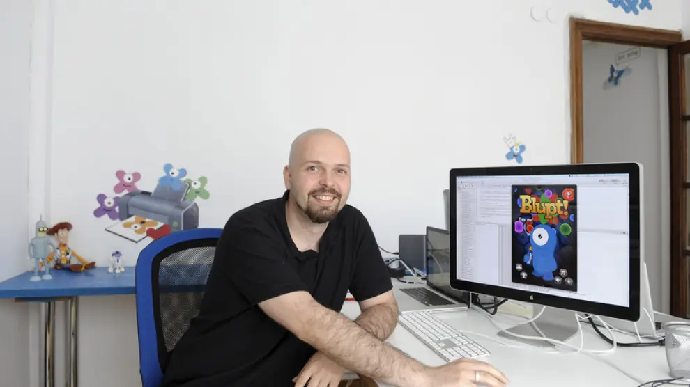 Arturo Paracuellos, en su despacho, con el simulador de su juego en la pantalla del ordenador.
