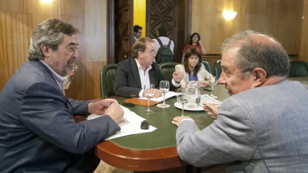 Primera reunión de Belloch con el nuevo gobierno de Zaragoza
