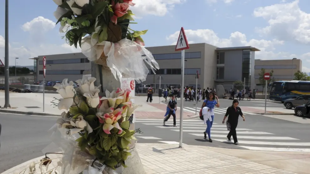 Un ramo de flores, colocado junto al instituto, en recuerdo de los dos trabajadores fallecidos.