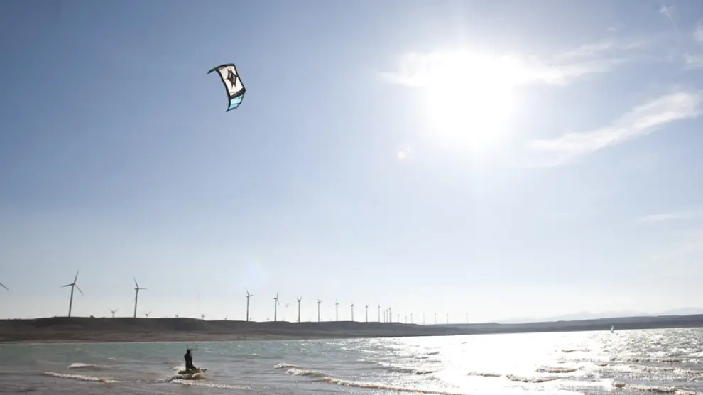 El embalse de La Loteta se ha convertido en un paraíso para los amantes del windsurf y el kitesurf.