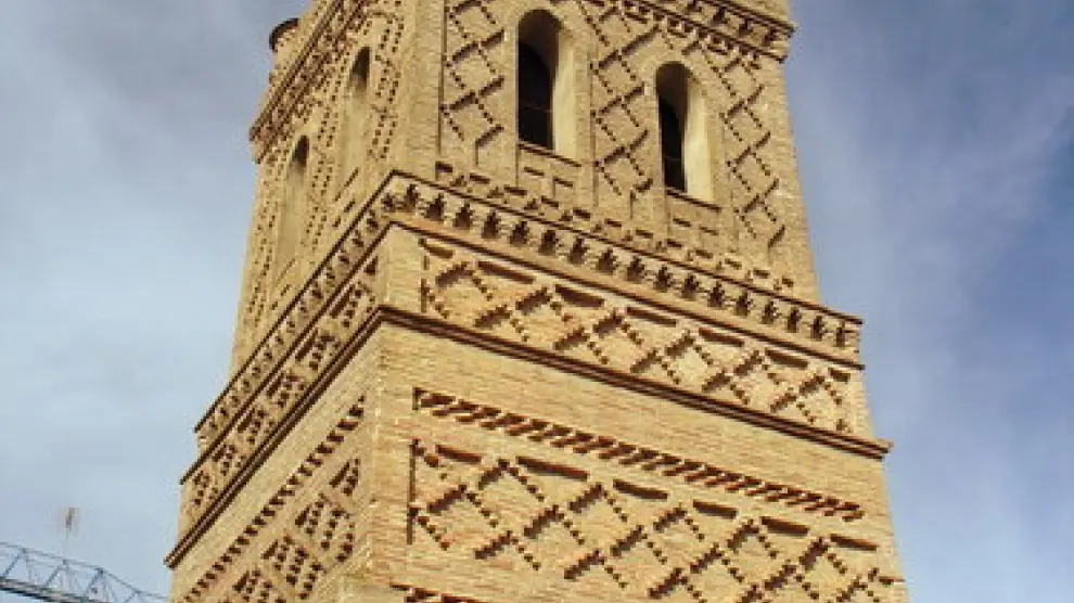 La Torre de la Iglesia de San Miguel de Teruel con nidos de cigueña