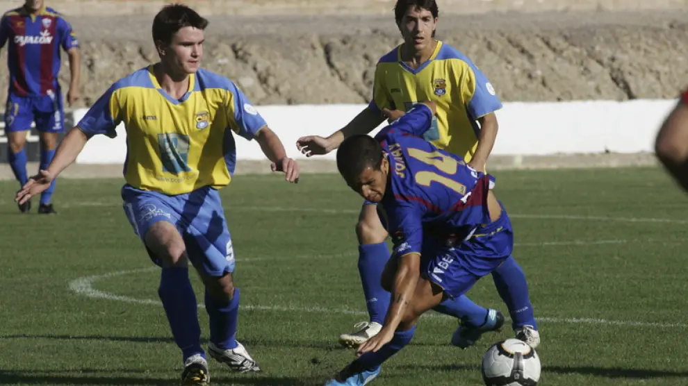 Sorribas, acosado por dos jugadores del Almudévar en el amistoso que jugaron los dos equipos en el año 2009.