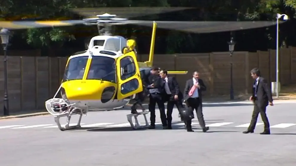 Algunos diputados del Parlamento catalán llegan en helicoptero.