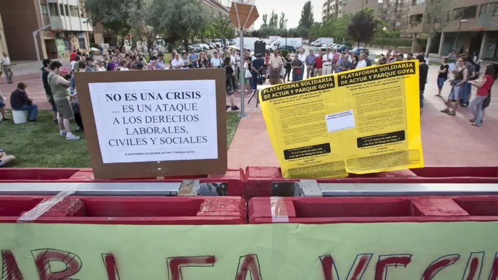 Carteles y pancartas contra la crisis en la asamblea vecinal de Actur y Parque Goya.
