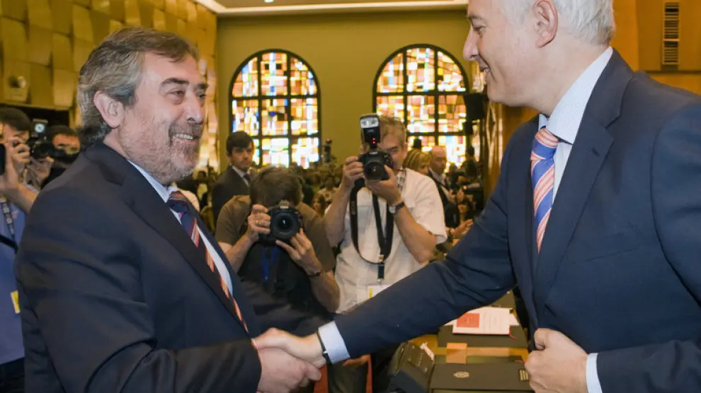 El alcalde de Zaragoza, Juan Alberto Belloch (i), saluda al concejal Eloy Suárez