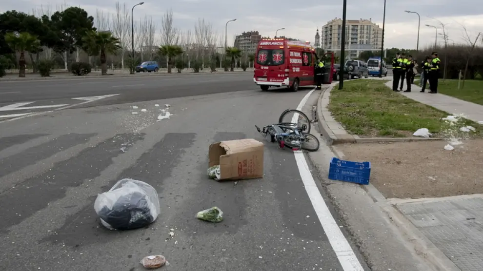 La bicicleta del ciclista quedó destrozada y la carga que llevaba se desperdigó por la calzada.