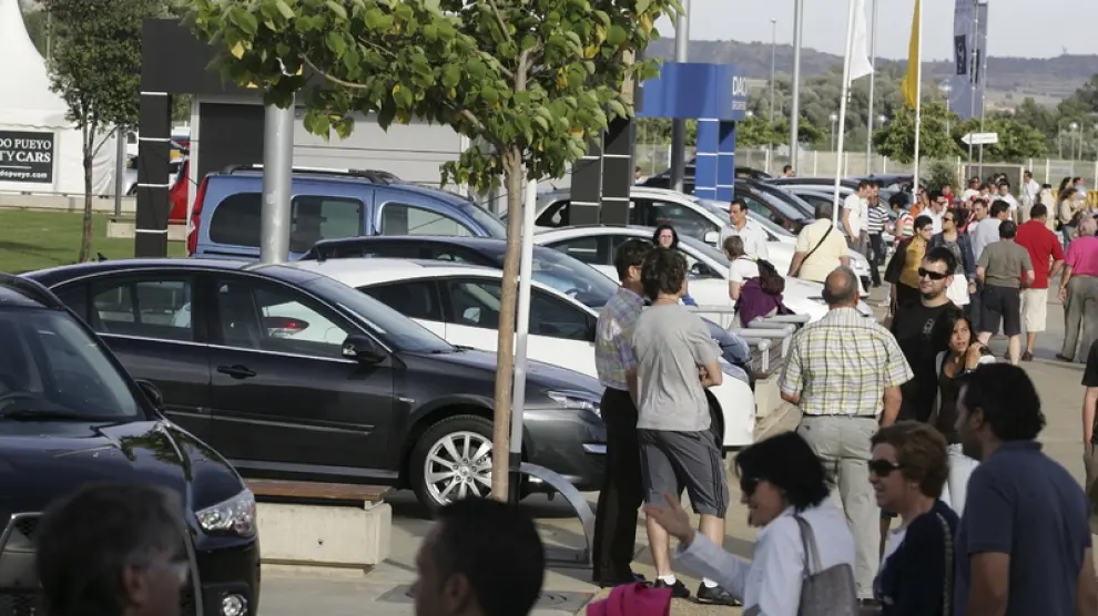 Numerosos visitantes recorren Expoauto en busca de un vehículo de oferta.