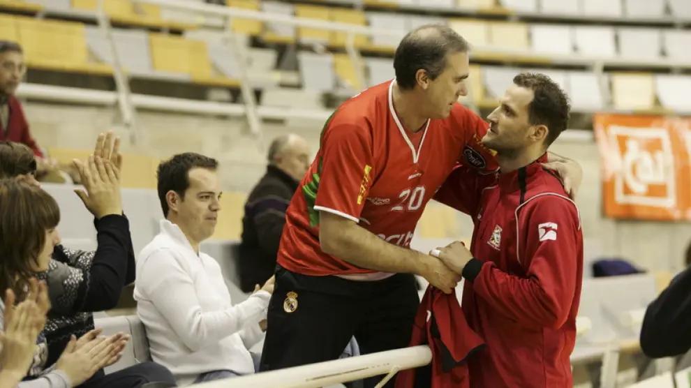 Ilia Sladic entrega una camiseta a un aficionado antes de un partido en el Palacio de los Deportes.