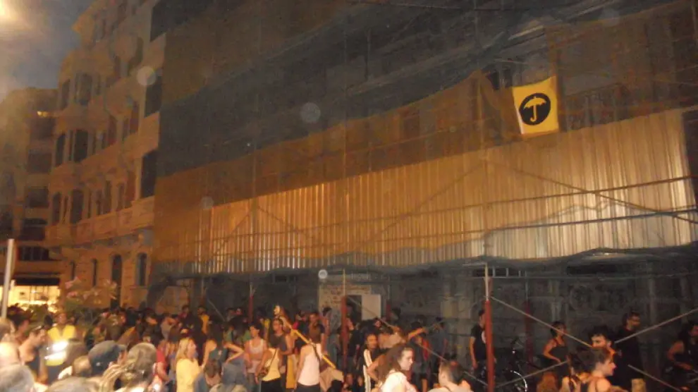 'El Paraguas', el nuevo cuartel del Movimiento 15-M, con la puerta abierta