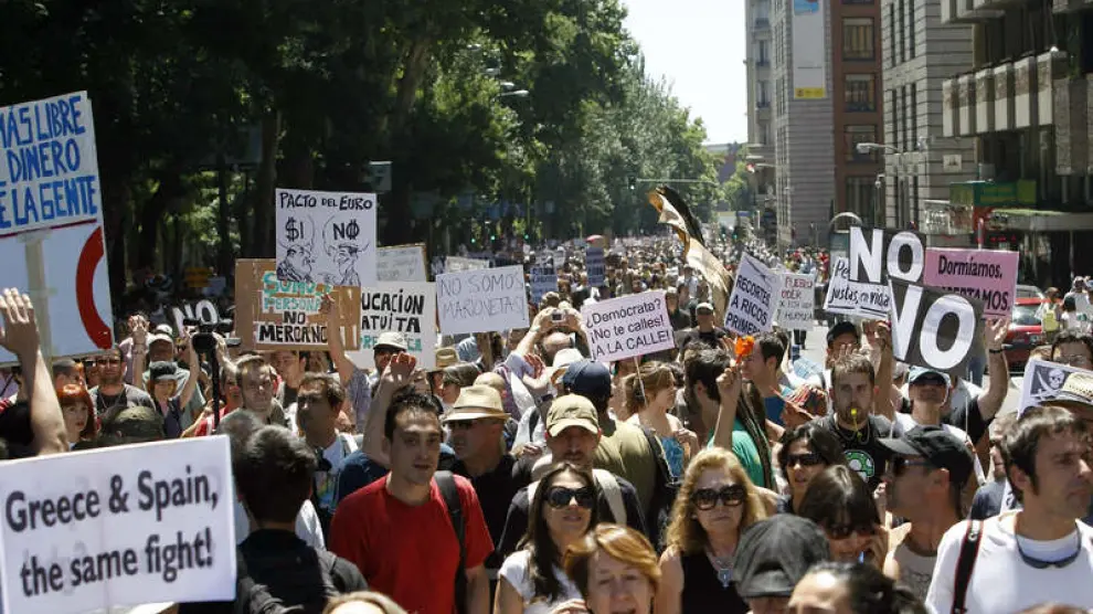 Cientos de pancartas con las proclamas del 15-M se ha podido ver hoy en Madrid