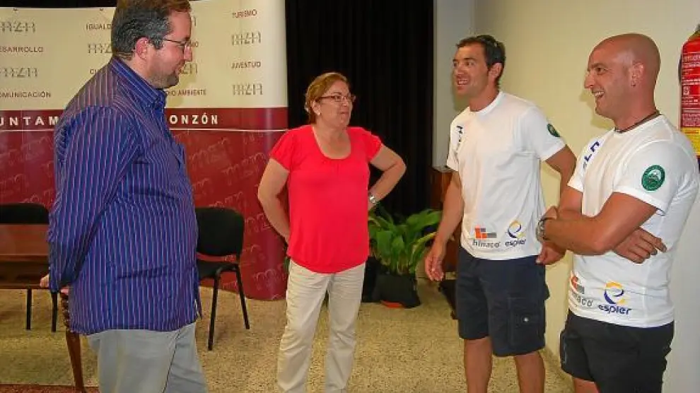 Los dos montañeros conversan con la alcaldesa y el concejal de Deportes de Monzón.
