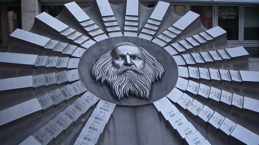 Monumento a la tabla periódica en honor de su creador, Mendeleyev, en Bratislava
