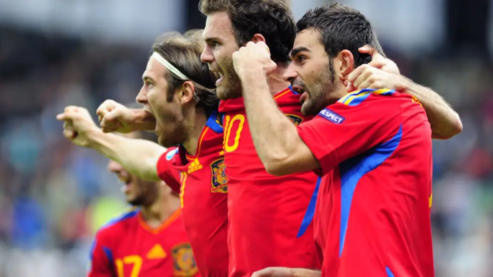 Adrián celebra con Mata y Capel uno de sus goles