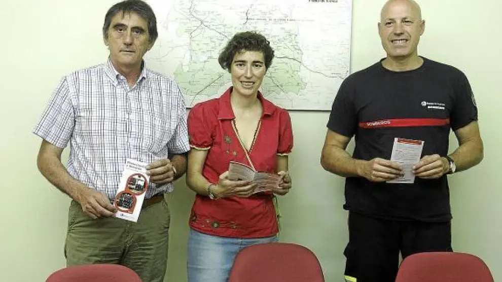 Gualberto Pérez, Lola Giménez y Joaquín Abiol con el folleto de Protección Civil en la mano.