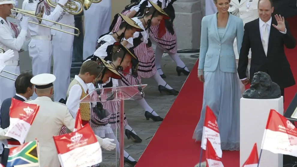 La princesa Charlene y el Príncipe Alberto de Mónaco salen del Palacio Real de Mónaco.