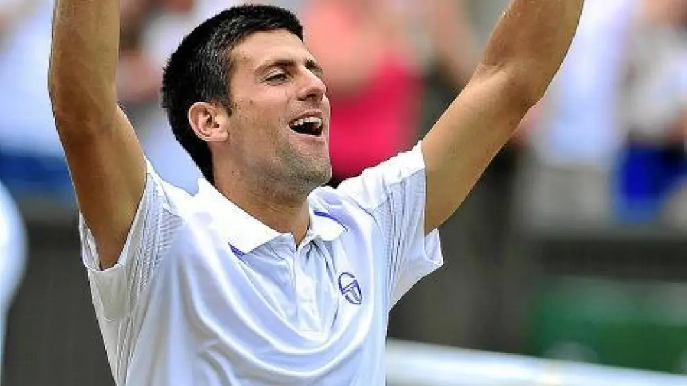 Novak Djokovic alza los brazos en señal de triunfo.