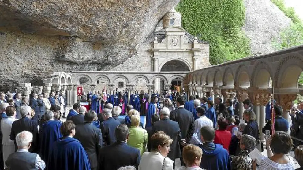 En el claustro del monasterio viejo se realizó la ceremonia de la investidura de los caballeros.