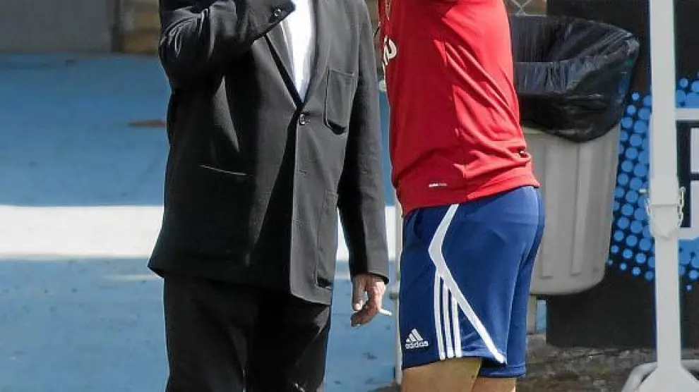 Agapito Iglesias y Javier Aguirre dialogan durante un entrenamiento.