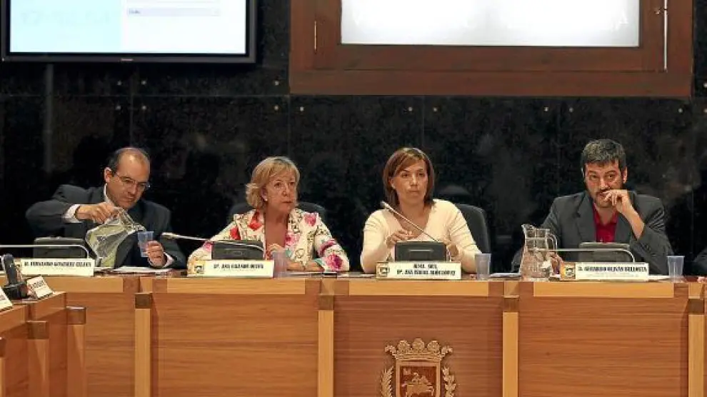 Alós está flanqueada por los tres tenientes de alcalde (Fernando González, Ana Grande y Gerardo Oliván).