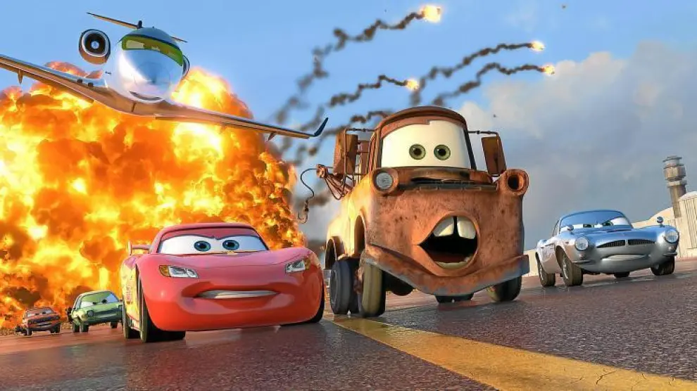 Rayo McQueen, la grúa Mate y Finn McMissile, en un fotograma de 'Cars 2'.