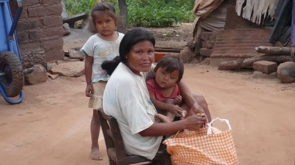 Una familia en una comunidad guaraní del Chaco Boliviano, donde la mayoría de la población está afectada por el Mal de Chagas