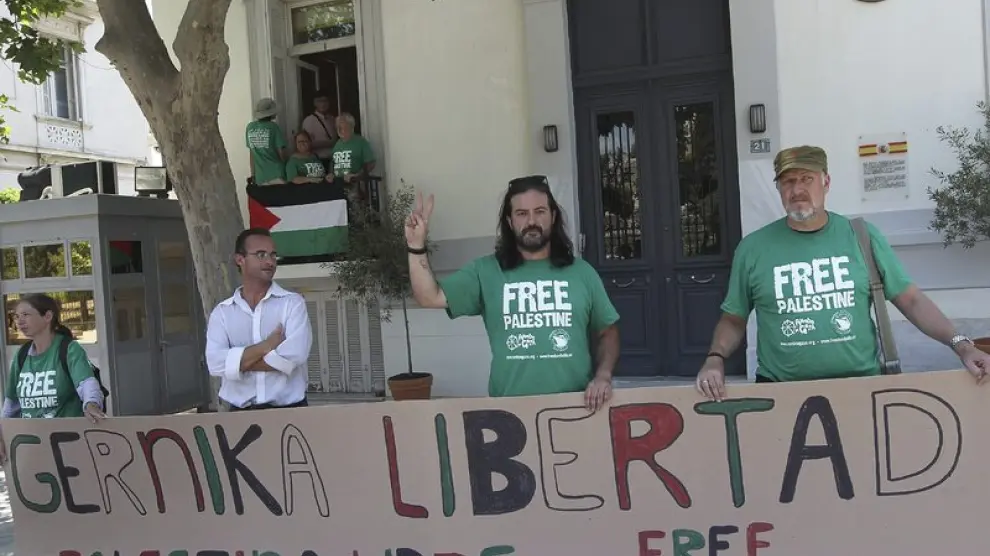 Activistas españoles protestan delante de la embajada de España en Atenas.