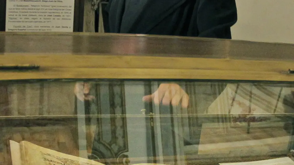 El deán José María Díaz observa una edición facsímil del Códice Calixtino