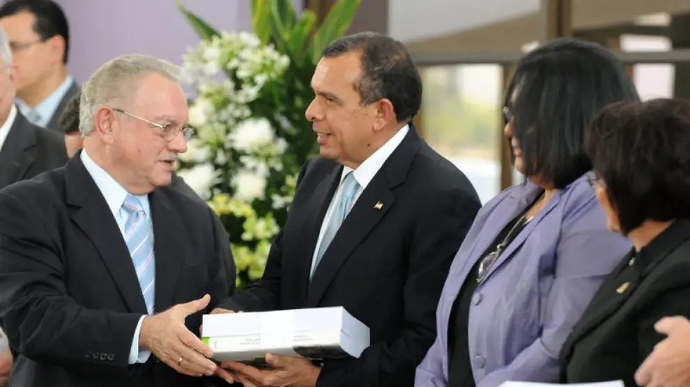El presidente de la Comisión de la Verdad, Eduardo Stein, entrega el informe a Porfirio Lobo