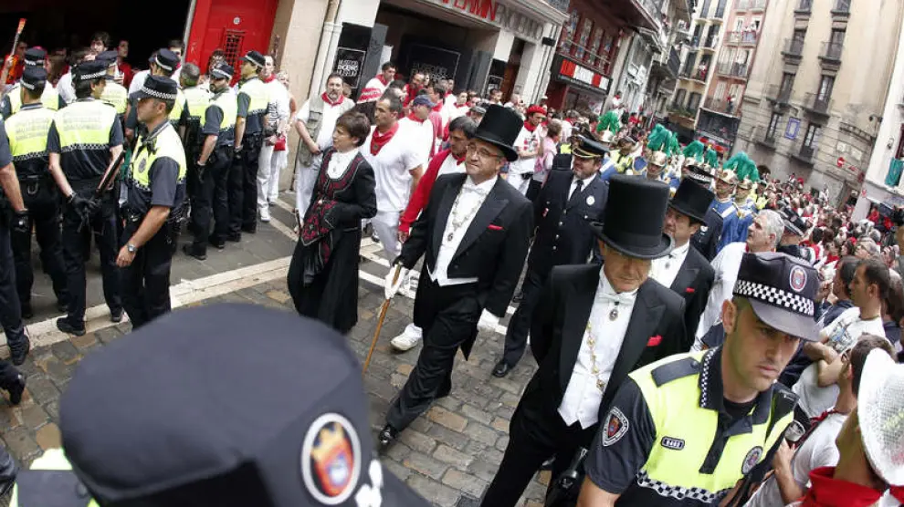 El alcalde de Pamplona Enrique Maya (c) y el resto de la corporación municipal, durante la procesión