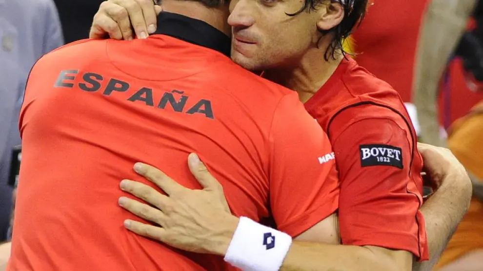 Ferrer se abraza a su entrenador tras la victoria ante Roddick