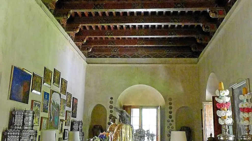 Salón de la casa de Márgara Garza. En el techo, el artesonado de Tarazona.